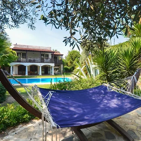 Sleeps 8 Pool Air Con Wifi T775787