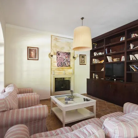 Sleeps 8 Pool Air Con Wifi T775787