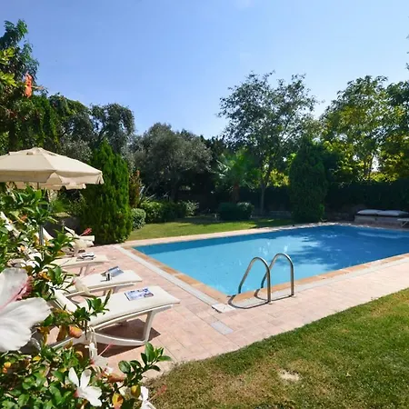 Sleeps 8 Pool Air Con Wifi T775787